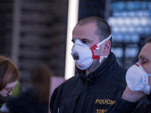 Žena s teplotou měla být v karanténě. Místo toho běhala opilá bez roušky u stanice Ládví