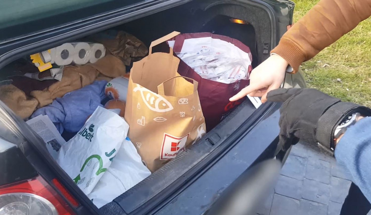 VIDEO: Muži v Praze prodávali filtry i za tisíc korun za kus. Kriminalisté je chytili přímo při činu