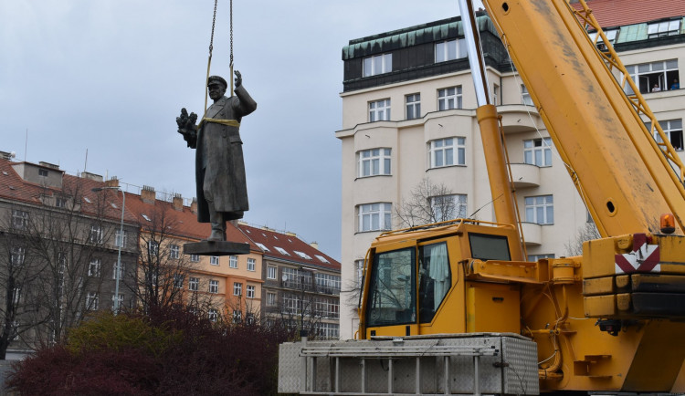 Socha Koněva v Praze 6 byla demontována. Přesune se do muzea