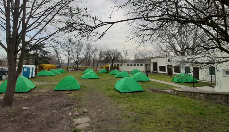 Nakažení pražští bezdomovci budou zřejmě bydlet ve stanech