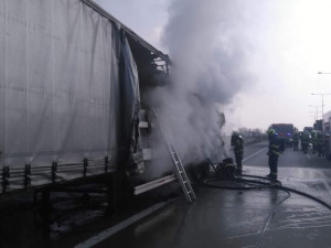 FOTO, VIDEO: Požár kamionu zastavil provoz na hlavním tahu k letišti