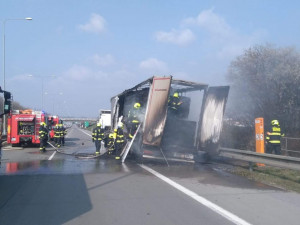 FOTO, VIDEO: Požár kamionu zastavil provoz na hlavním tahu k letišti
