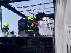 FOTO, VIDEO: Požár kamionu zastavil provoz na hlavním tahu k letišti