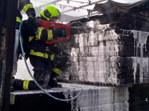 FOTO, VIDEO: Požár kamionu zastavil provoz na hlavním tahu k letišti