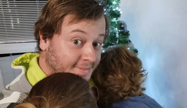 Jsem nejlepší otec na světě. Mám to napsaný ha hrníčku a hrníčky nikdy nelžou, říká spisovatel Dominik Landsman