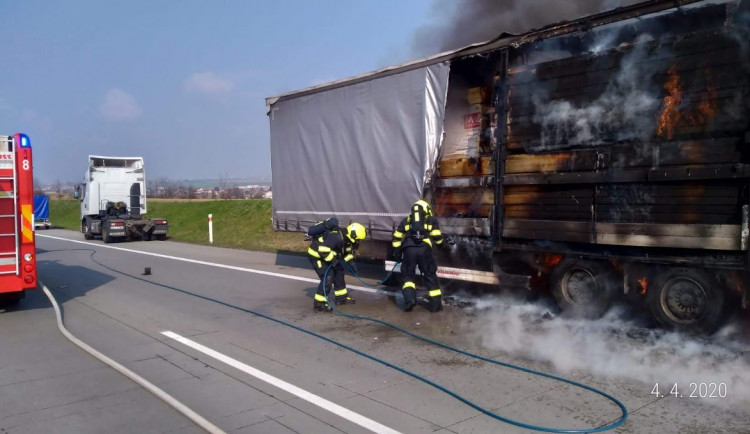 FOTO, VIDEO: Požár kamionu zastavil provoz na hlavním tahu k letišti