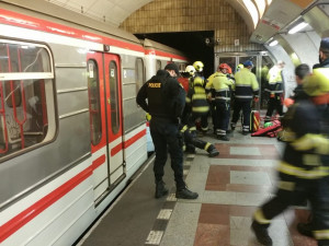 Tragická nehoda na Andělu. Čtyřicetiletá žena nepřežila pád pod metro