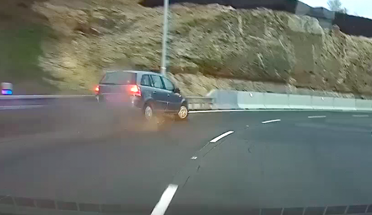 Zfetovaný recidivista ujížděl policistům v kradeném autě. Po nehodě se snažil utéct.