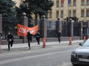FOTO: Naše tanky budou v Praze! Ruští radikálové zaútočili na české velvyslanectví v Moskvě
