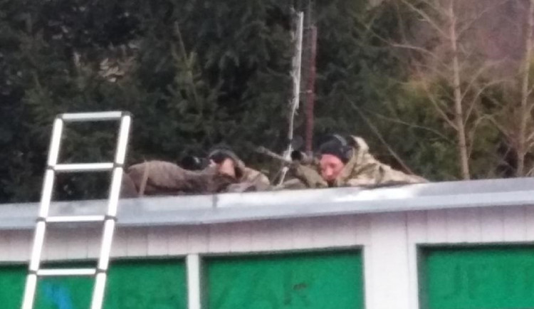 VIDEO: U požáru domu zasahovali policejní odstřelovači. Museli prostřelit tlakovou lahev