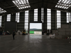 Plastový odpad se v dotřiďovacím procesu rozděluje do balíků podle jednotlivých druhů