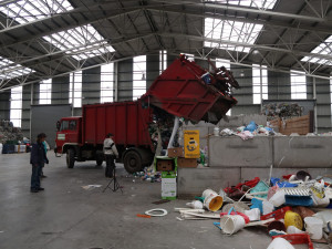 Plastový odpad se v dotřiďovacím procesu rozděluje do balíků podle jednotlivých druhů