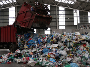 Plastový odpad se v dotřiďovacím procesu rozděluje do balíků podle jednotlivých druhů