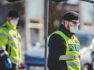 Mám koronavirus, křičel na policisty muž bez roušky. Poté se pozvracel na policejní stanici