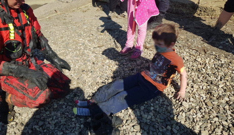 Hasiči zachraňovali chlapce, který uvízl v bahně. K vypuštěné nádrži vyjížděli tři jednotky.