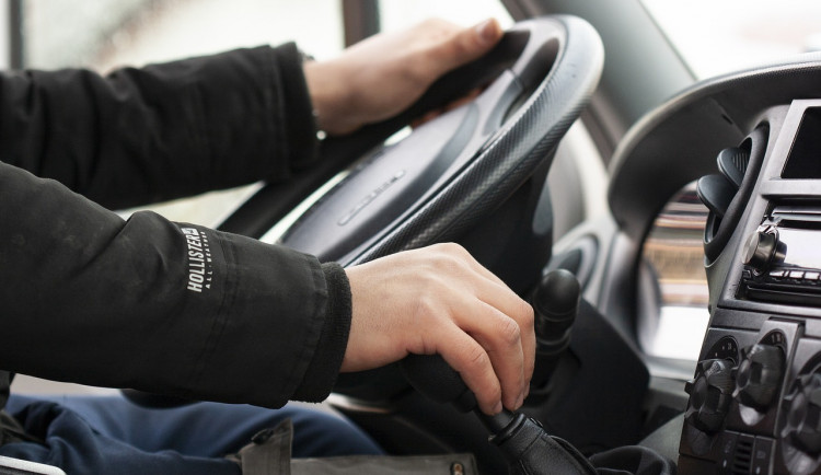 Uber bude zdarma vozit zaměstnance pražských nemocnic. Chce jim tak poděkovat