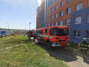 Na Černém Mostě hořela kuchyň. Hasiči evakuovali deset lidí