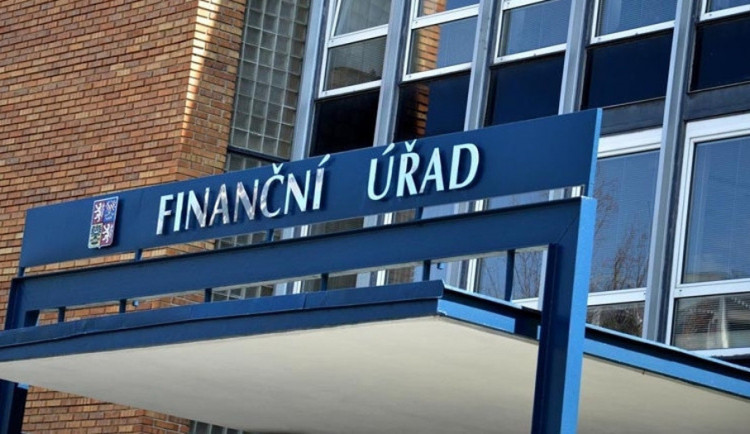 Úmrtí ředitele finančního úřadu na Praze 10. Spekuluje se o souvislosti s nákazou koronavirem
