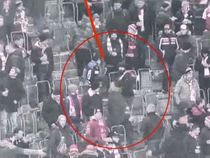 VIDEO: Muž vyrazil na fotbal do Dortmundu se synem. Napadli ho tam kvůli šále