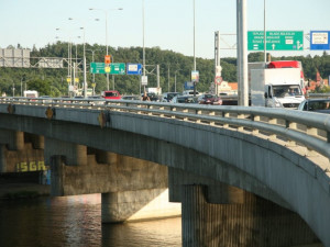 Další dopravní komplikace. Oprava mostu omezí dopravu na Barrandově