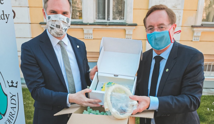 Plicní ventilátory z Tchaj-wanu jsou v Česku. Devět jich bude zachraňovat životy v Praze.