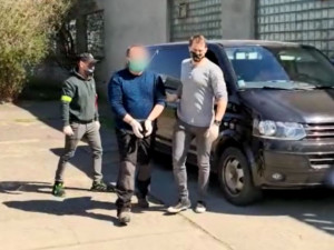 VIDEO: Kriminalisté si na hranicích převzali podezřelého z vraždy mladé ženy v Letňanech
