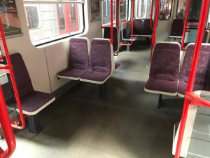 Praha testuje otočení sedaček v metru čelem do uličky. Nové uspořádání je zatím v jediné soupravě