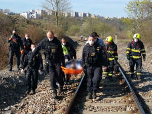 FOTO: Muž se zranil po pádu skály Pod Žvahovem. Byl zastaven provoz na železniční trati