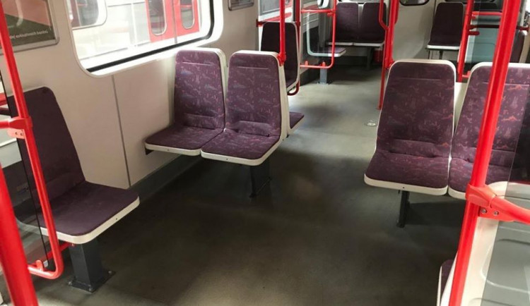 Praha testuje otočení sedaček v metru čelem do uličky. Nové uspořádání je zatím v jediné soupravě