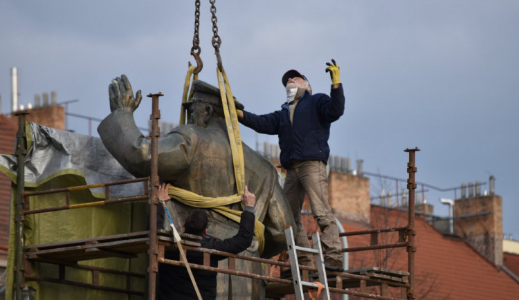 Odstranění sochy Koněva.