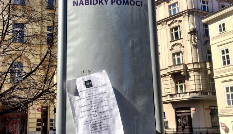 Cedule k ukáznění turistů v Praze 1 mění funkci. Lidé na nich mohou nabízet sousedskou pomoc