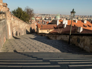 Ulice v Praze jsou prázdné, lidé využili místa k rekreaci a sportu