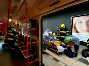 FOTO: Žena spadla pod metro na Petřinách. Utrpěla mnohačetná poranění rukou a nohou