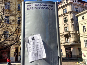 Cedule k ukáznění turistů v Praze 1 mění funkci. Lidé na nich mohou nabízet sousedskou pomoc