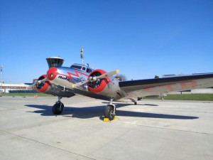 Historická Baťova Electra dopravila z Prahy do Brna stovky masek pro zdravotníky