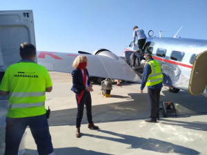 Historická Baťova Electra dopravila z Prahy do Brna stovky masek pro zdravotníky