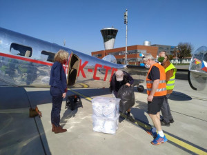 Historická Baťova Electra dopravila z Prahy do Brna stovky masek pro zdravotníky