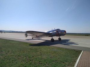 Historická Baťova Electra dopravila z Prahy do Brna stovky masek pro zdravotníky