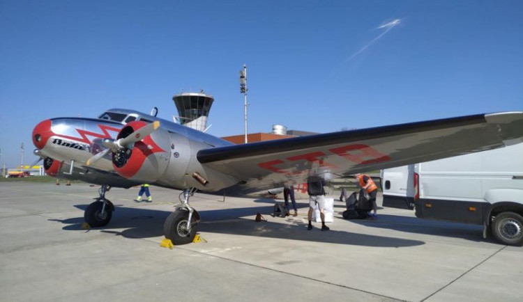 Historická Baťova Electra dopravila z Prahy do Brna stovky masek pro zdravotníky