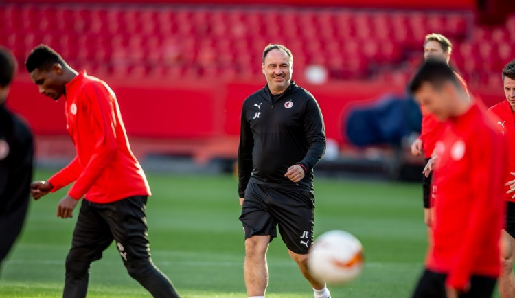 Fotbalisté Slavie se po pauze vrací k cvičením s míčem pro dvojice