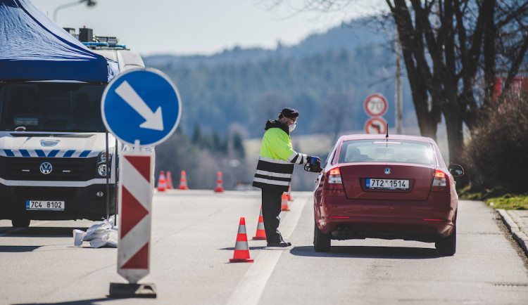 Vláda plánuje rozvolňovat opatření do 8. června v pěti etapách. Nejprve by měli otevřít řemeslníci