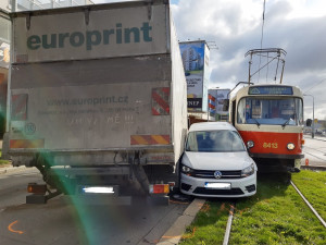 V Poděbradské ulici došlo k hromadné nehodě. Jeden člověk skončil v péči záchranářů