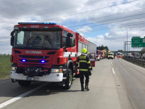 FOTO: Nehoda dvou kamionů zablokovala Pražský okruh. Pro zraněného letěl vrtulník