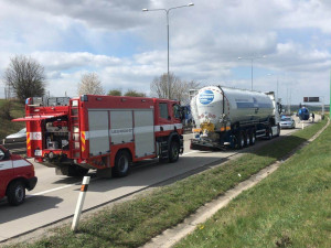 FOTO: Nehoda dvou kamionů zablokovala Pražský okruh. Pro zraněného letěl vrtulník