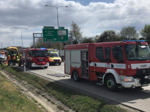 FOTO: Nehoda dvou kamionů zablokovala Pražský okruh. Pro zraněného letěl vrtulník