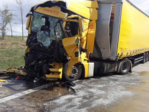 FOTO: Nehoda dvou kamionů zablokovala Pražský okruh. Pro zraněného letěl vrtulník