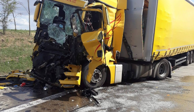 FOTO: Nehoda dvou kamionů zablokovala Pražský okruh. Pro zraněného letěl vrtulník