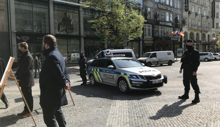 FOTO, VIDEO: Slavnostní zahájení rekonstrukce Václaváku dnes rozháněli policisté