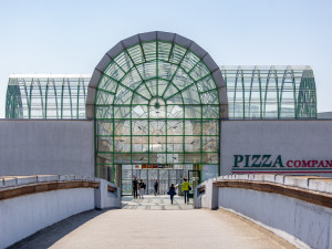 Zchátralý terminál na Čerňáku se dočká rekonstrukce. Lávka nad nástupištěm je ve špatném stavu