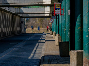 Zchátralý terminál na Čerňáku se dočká rekonstrukce. Lávka nad nástupištěm je ve špatném stavu